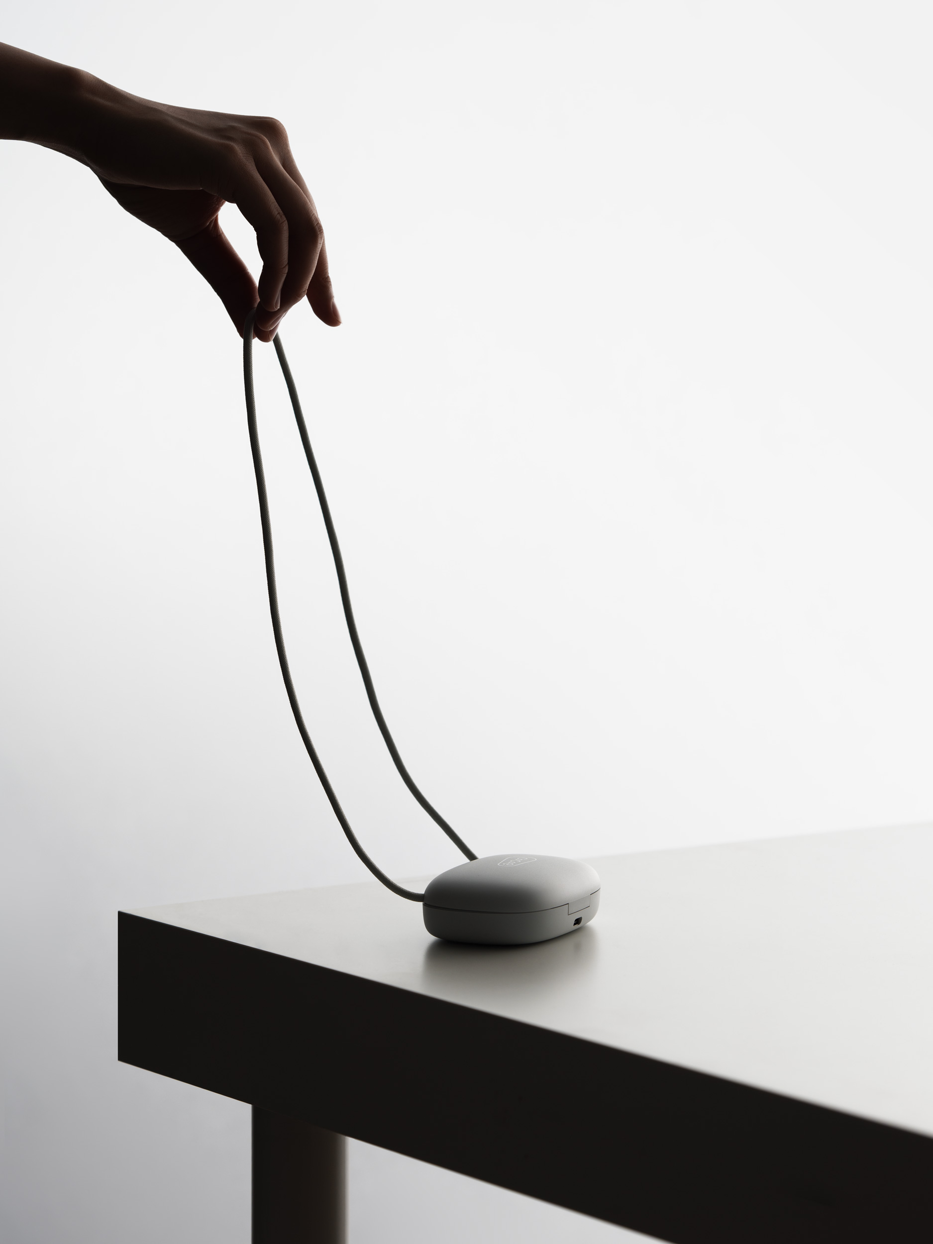 cocoe_white_hand_2